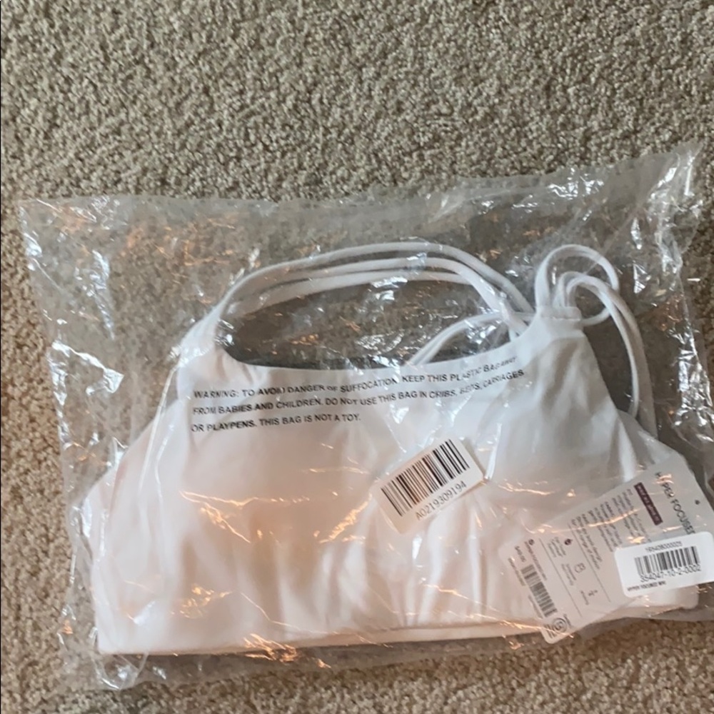 NWT Athlete White hyper focused bra in small